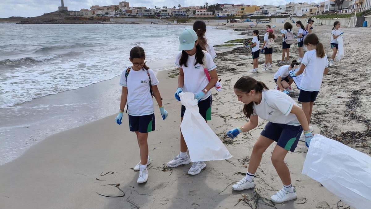 Jornada de limpieza de playa en Cabo de Palos.