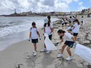 Alumnos de Murcia y la Vega Baja impulsan  acciones para proteger la sostenibilidad  del mar y las playas de su entorno