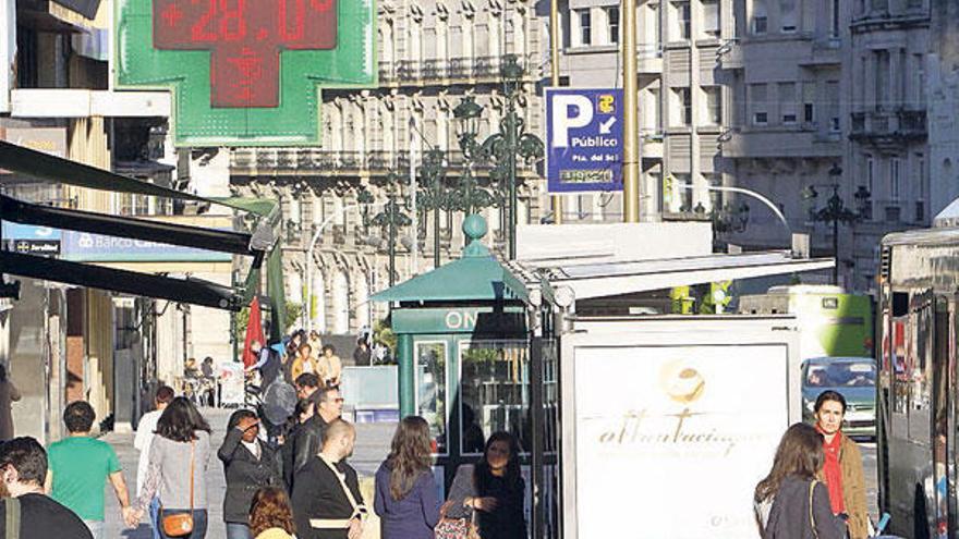 El termómetro de una farmacia en Porta do Sol marcaba ayer los 28 grados.  // José Lores