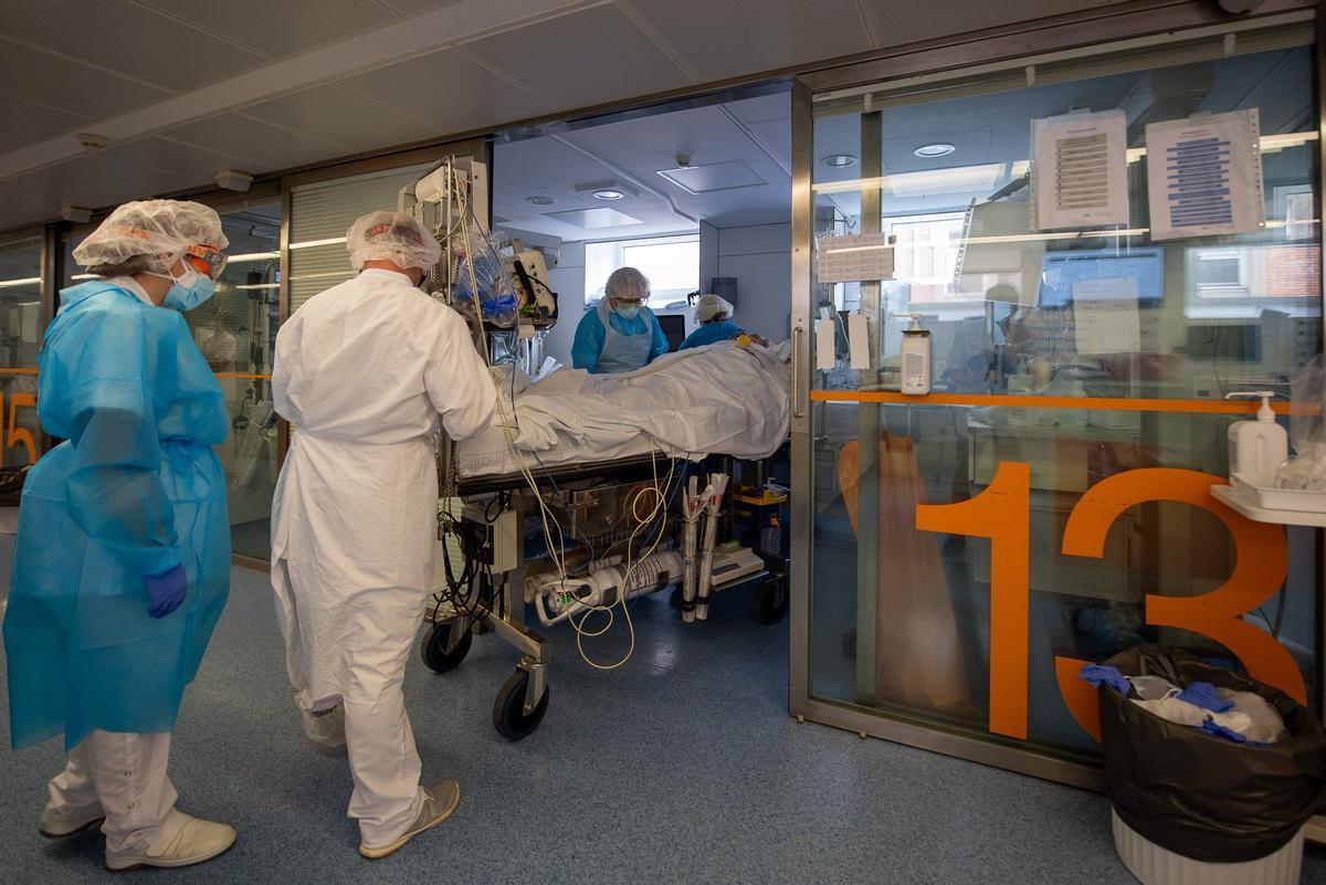 Catalunya baixa la pressió hospitalària, però suma 31 morts per Covid
