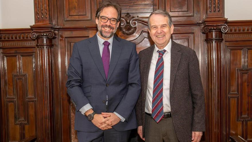 El presidente de Renfe, Álvaro Fernández Heredia, y el alcalde de Vigo, Abel Caballero, en su reunión en Madrid