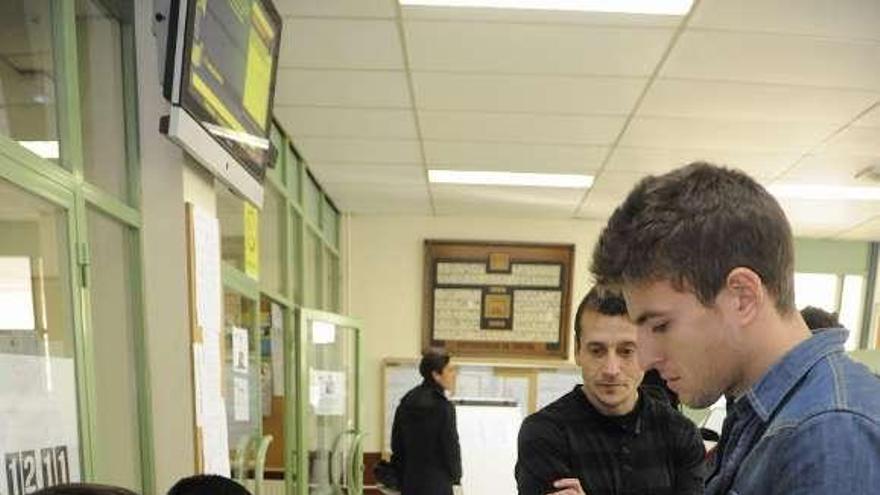 Un joven vota en la primera vuelta de las elecciones. / fran martínez