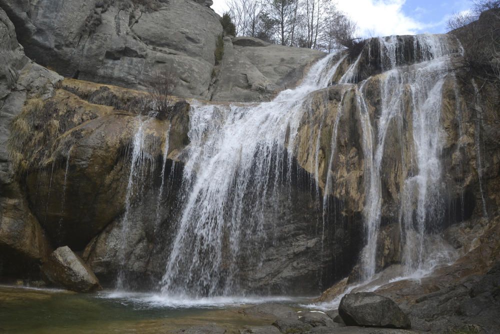 Salt del Molí. La naturalesa és sàvia i divina, i un bon exemple el trobem a l’espectacular salt del Molí de Vidrà. El cabal, a la primavera, el converteix en una meravella per als senderistes i visitants