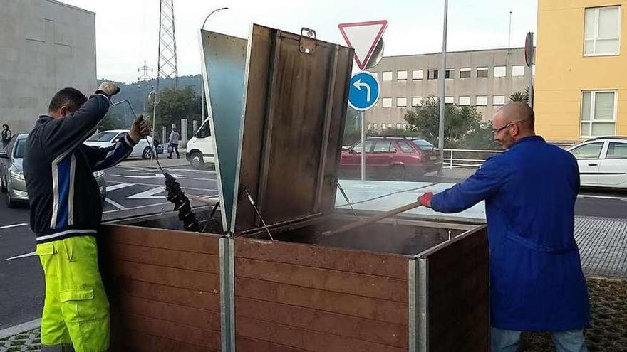 Los encargados de uno de los composteros de Monte Porreiro, en pleno trabajo. // FdV