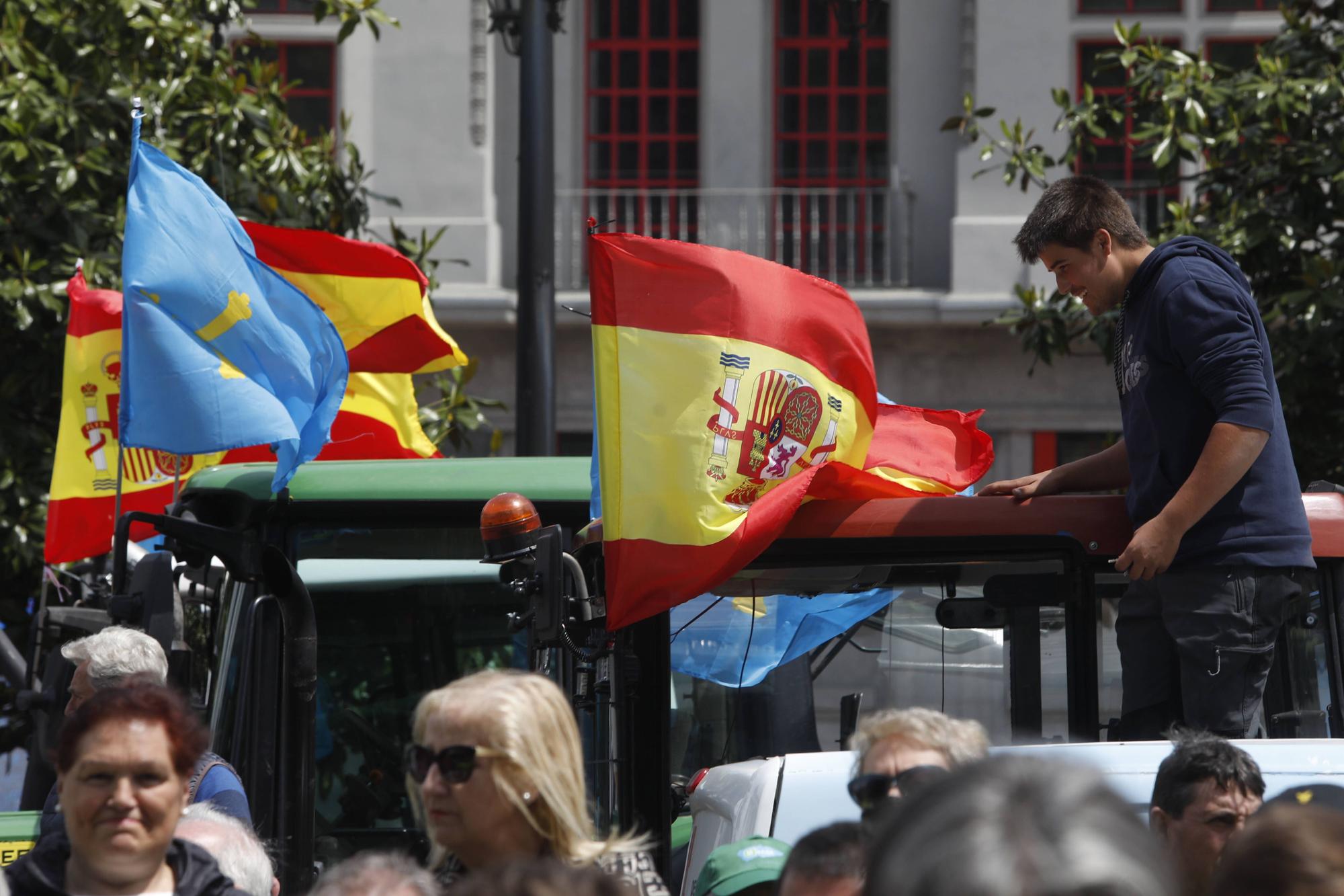 EN IMÁGENES: Así fue la tractorada de protesta del campo asturiano en Oviedo