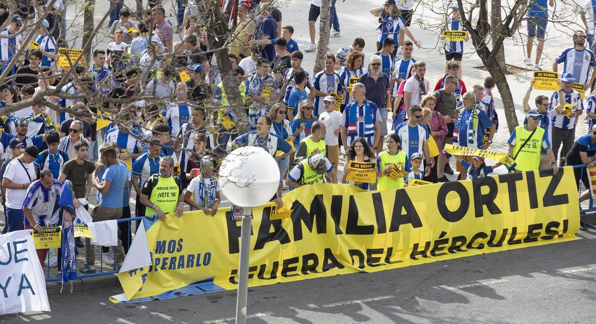Última protesta de seguidores en los aledaños del José Rico Pérez reclamando un cambio de propiedad en el Hércules.