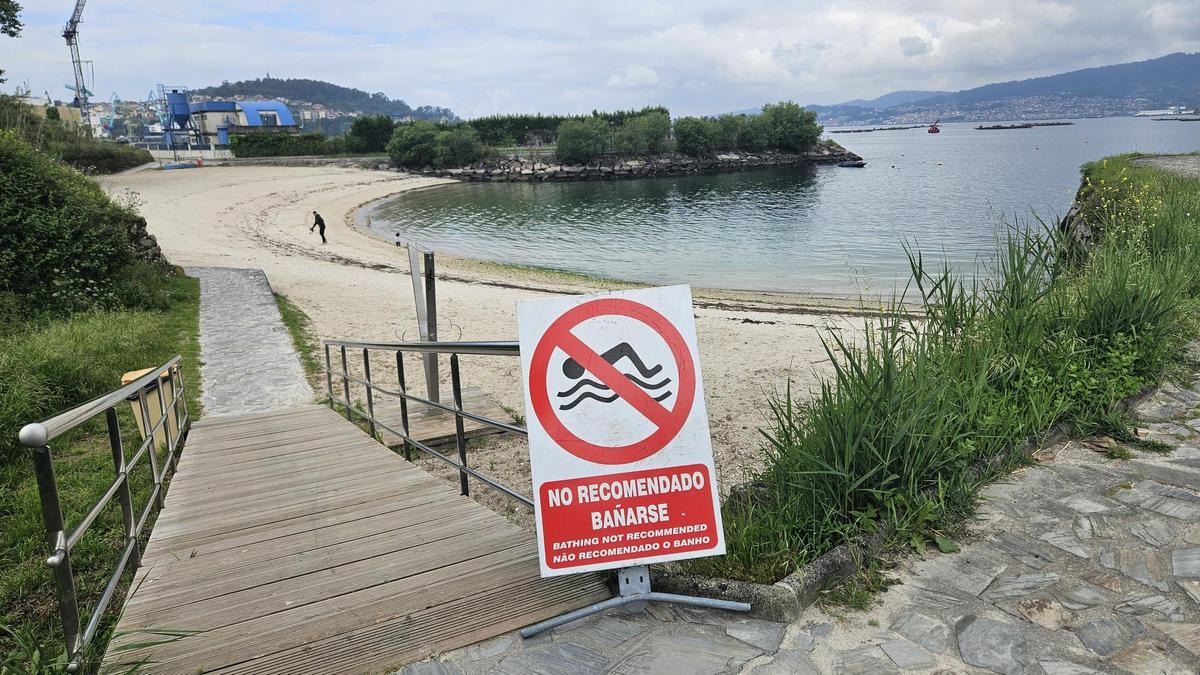 Vista de la playa de O Mende, donde se ha desaconsejado el baño.