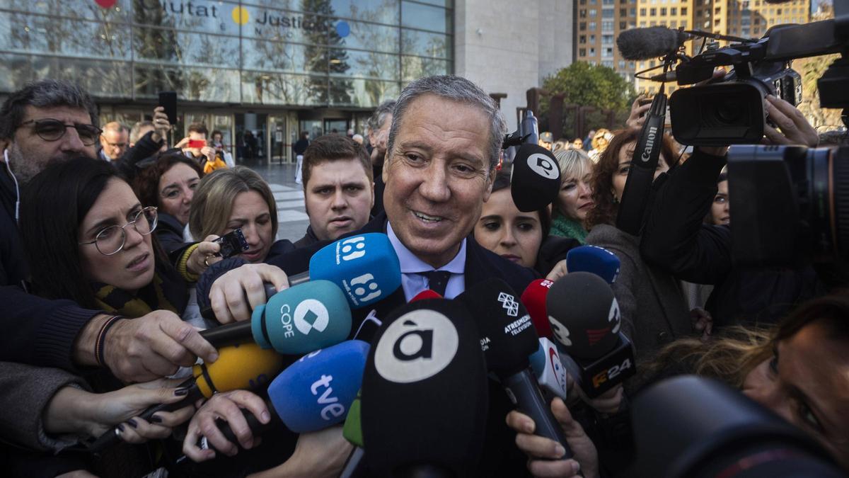 El expresidente de la Generalitat y exministro, Eduardo Zaplana, a la salida de la Ciudad de la Justicia de València, donde va a ser juzgado hasta junio.