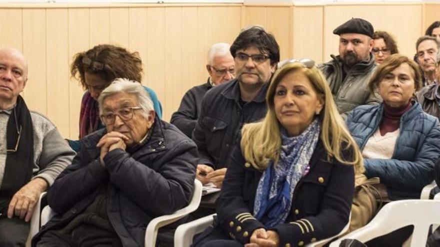 Pavón, en segunda fila en el centro, durante la reunión de ayer.