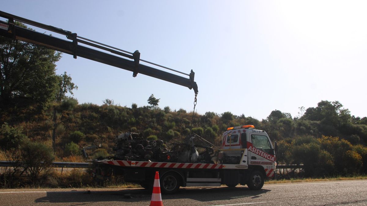 La grúa se lleva el automóvil en el que se produjo el accidente
