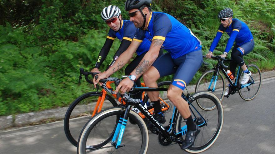 Óscar Pereiro, en primer término, con  Joseba Beloki, en una prueba cicloturista  en Asturias. | Roberto Menéndez
