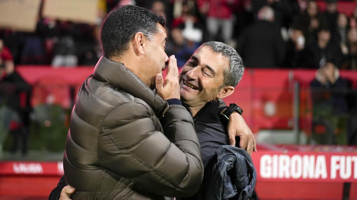 Míchel y Valverde se saludan antes de empezar el Girona-Athletic en Montilivi.