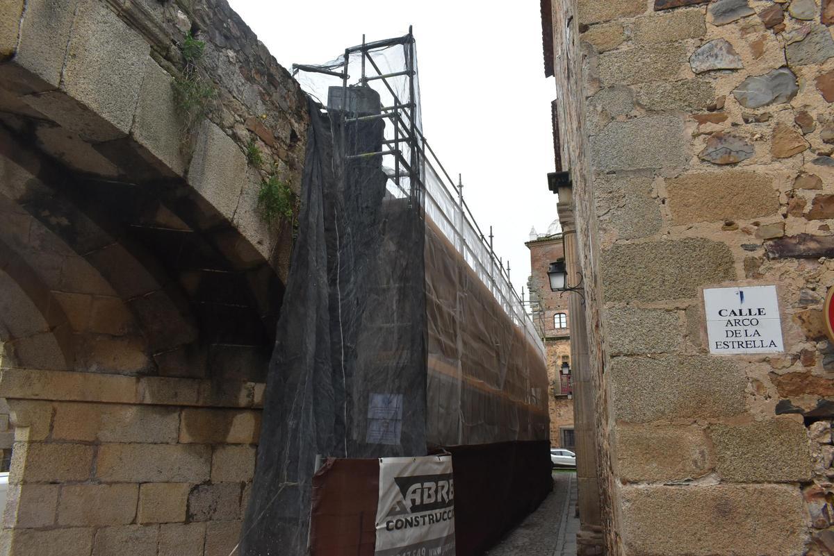 Fotogalería | Los andamios de la reforma de la muralla, en la Torre de Bujaco