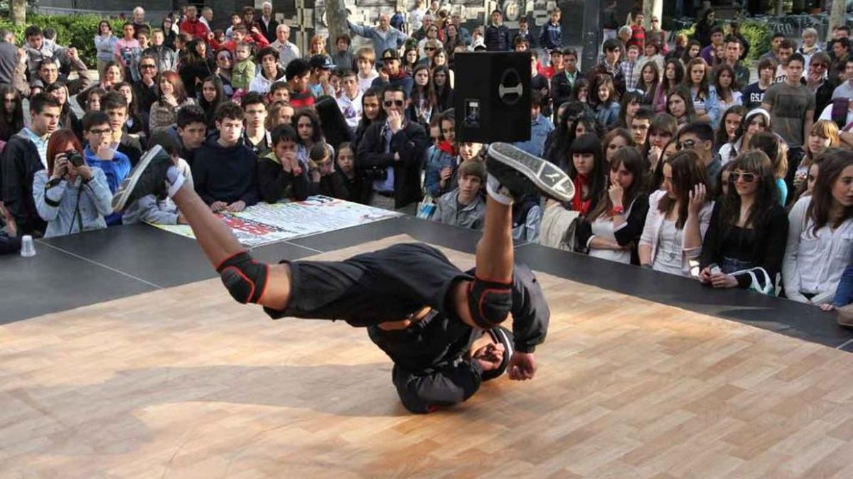 Un espectáculo de "breakdance" durante las "Tardes del Sereno" de la capital zamorana.