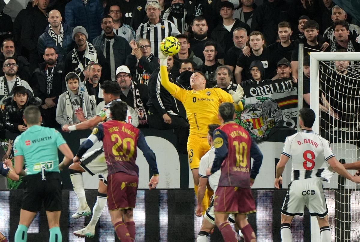 Romain Matthys atrapa el esférico en el área de Gol Sur, tras un lanzamiento de esquina del Dépor.