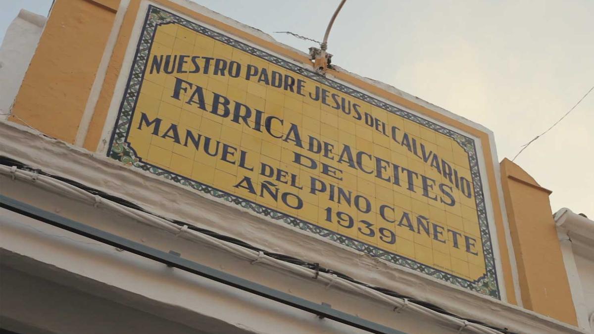 Antiguo cartel que identifica a la Almazara Santa Ana de la entidad Luis del Pino.