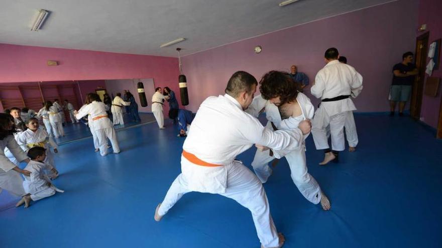 Un entrenamiento de judo en el polideportivo de Moreda.