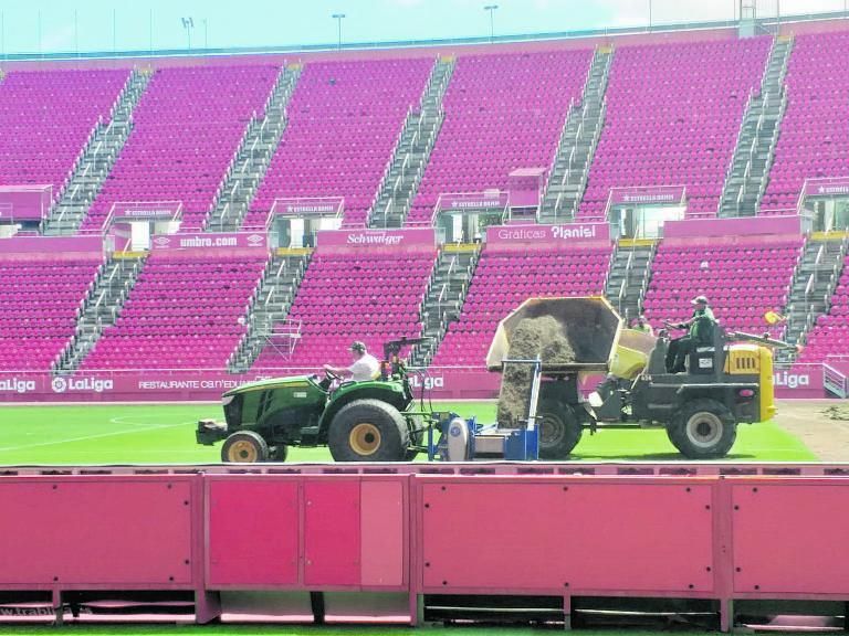 Los operarios ya trabajan en la instauración del nuevo césped | TT