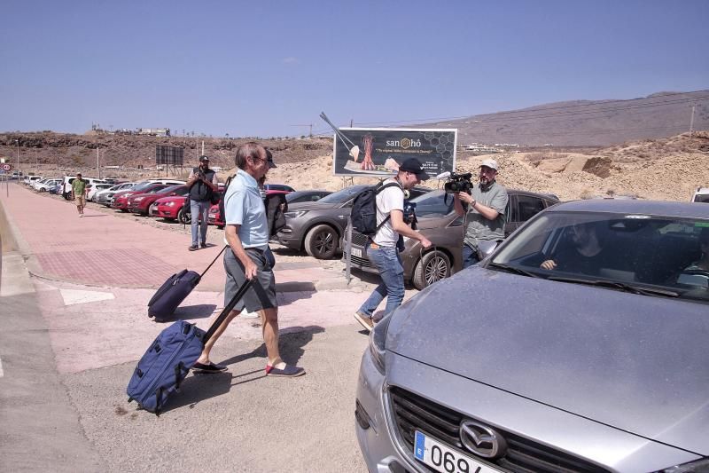 Seguimiento a los alojados en el Hotel H10 de Adeje. Saliendo turistas y consejera sanidad Teresa Cruz Oval  | 28/02/2020 | Fotógrafo: María Pisaca Gámez