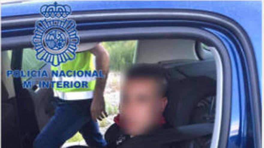 El detenido, en el coche policial.