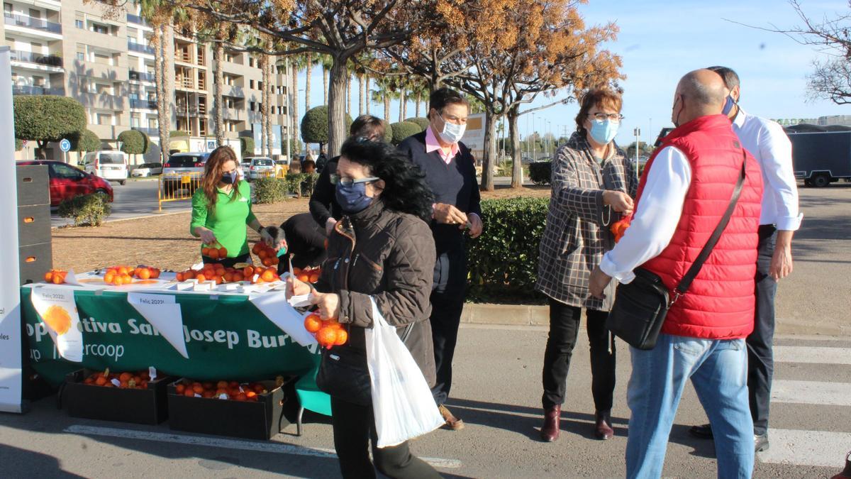 La alcaldesa de Burriana repartió clemenules en el mercado del martes en el municipio