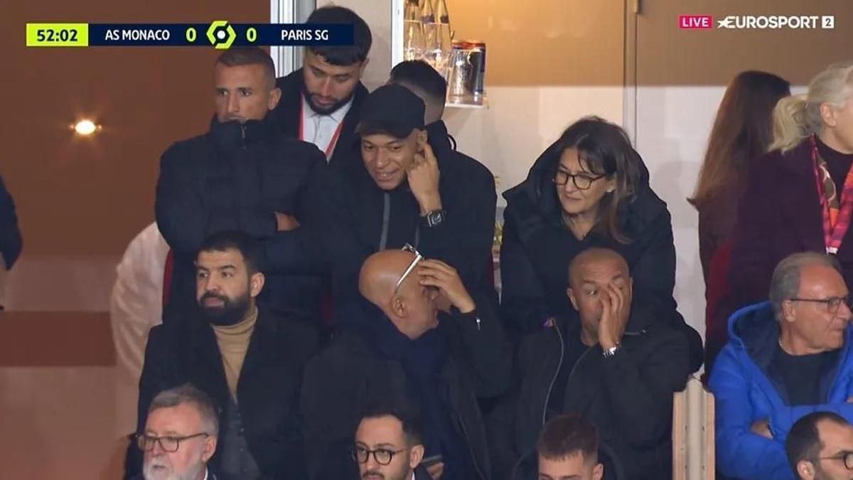 Kylian Mbappé, jugador del PSG, junto a su padre y agente Fayza Lamari.