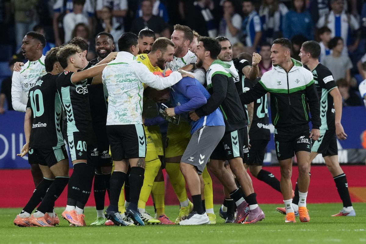 Pau López celebra parar un penalti y la victoria de su equipo frente al Espanyol, durante el partido de la jornada 8 de LaLiga EA Sports entre el Espanyol y el Betis, este domingo en el RCDE Stadium