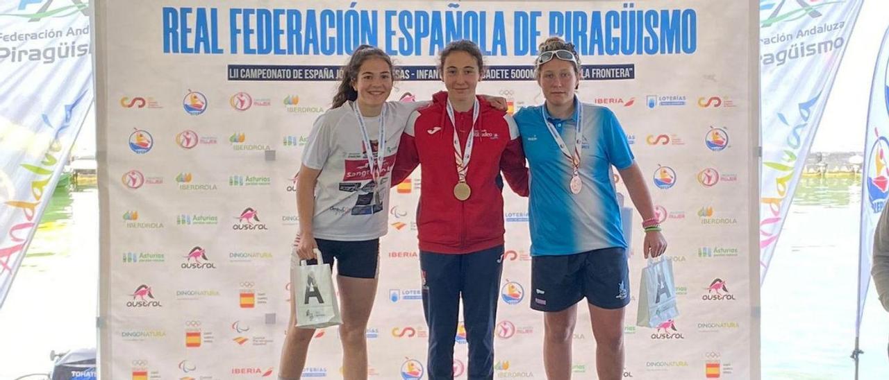 Ainnare García, a la derecha, en el podio del Campeonato de España como subcampeona de su categoría. | Cedida