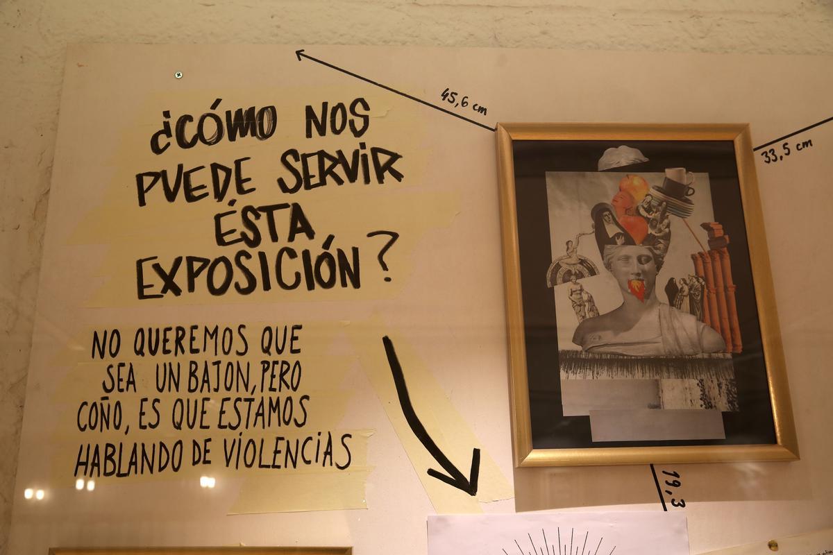 Detalle de la exposición 'Lesbofòbia', en el Centre LGTBI de Barcelona.