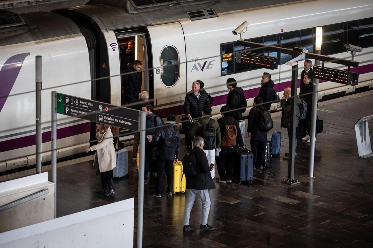 Varios pasajeros bajan del tren procedente de Madrid este martes.