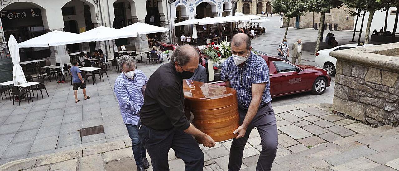 La llegada del féretro de Manuel Martín Ledesma, ayer, a la iglesia de San Nicolás.