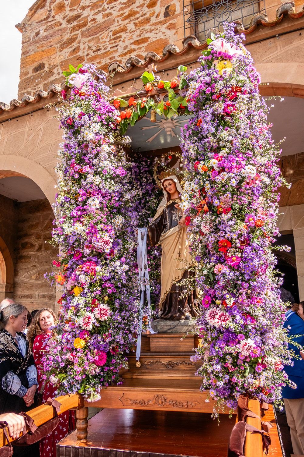 Tábara festeja la Virgen del Camrne más femenina