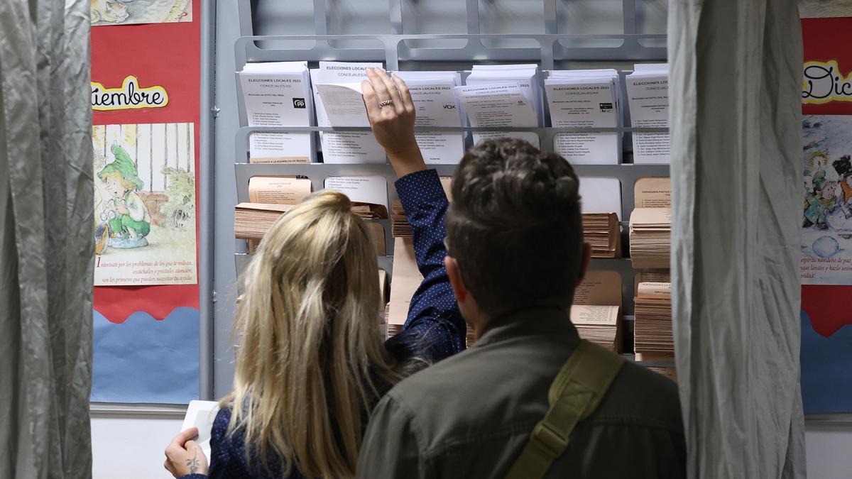 Votantes eligen las papeletas en un colegio de Madrid en las pasadas elecciones del 28 de mayo.
