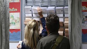 Votantes eligen las papeletas para votar en un colegio electoral, a 28 de mayo de 2023, en Madrid, Comunidad de Madrid (España).