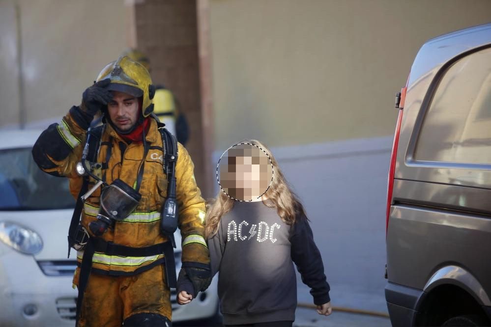 Un intoxicado y 30 desalojados por un incendio en un piso en Palma