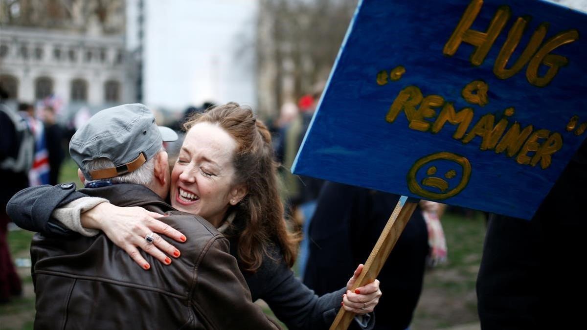 Una activista anti-'brexit' pide abrazos, este viernes en Londres.