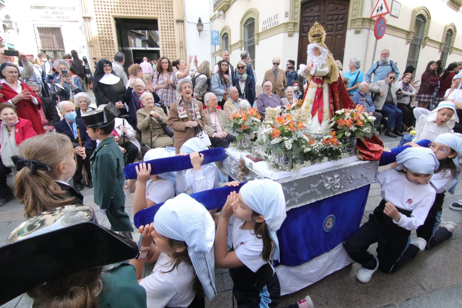 Pequeños del colegio de la Inmaculada durante su procesión.