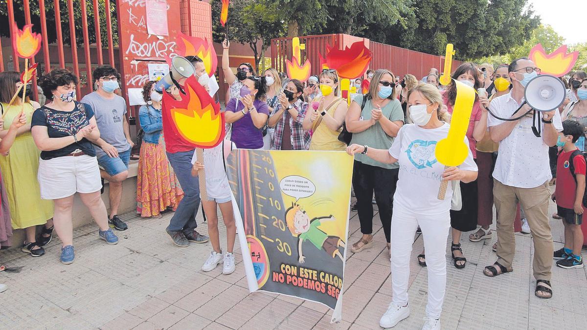 Los padres del colegio Santa María de Gracia, ayer, durante la protesta.