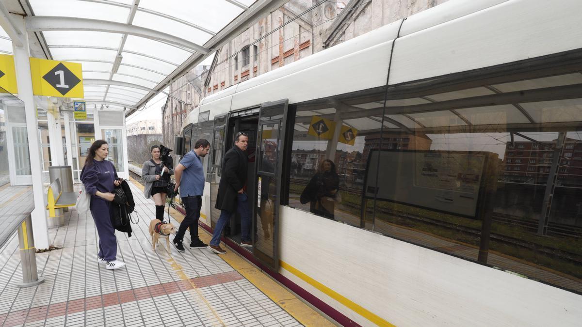 Pasajeros en un andén de la estación de Avilés.