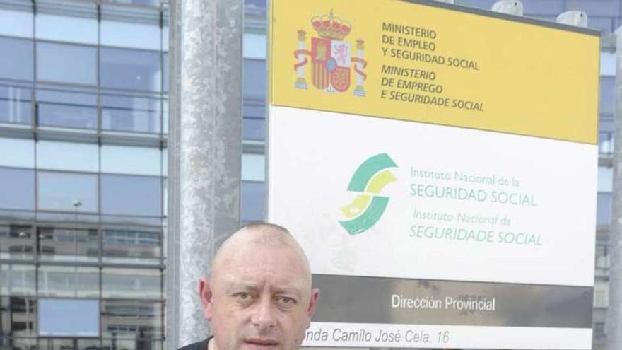 Roberto Yáñez, ante la Dirección Provincial del INSS en A Coruña.