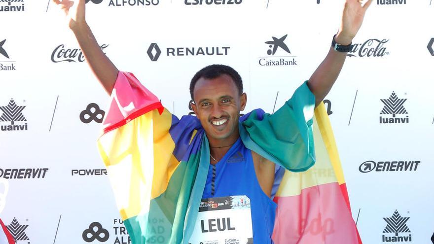 El atleta etíope Leul Gebresilase saluda al público valenciano tras su plusmarca en 2018.