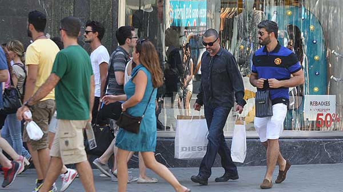 George Michael de paseo y de compras por Barcelona con su nuevo novio.