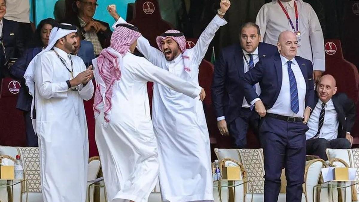 El príncipe bin Salman celebra un gol del Arabia Saudí junto a Gianni Infantino, presidente de la FIFA, en el Mundial de Qatar (1)