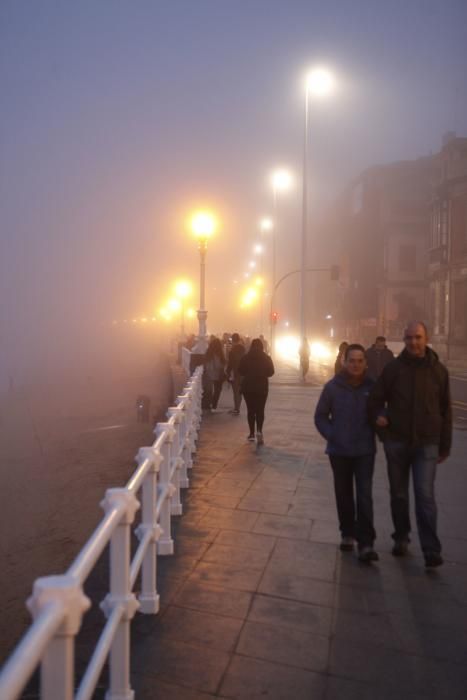Visibilidad nula en el paseo del Muro en Gijón por la niebla