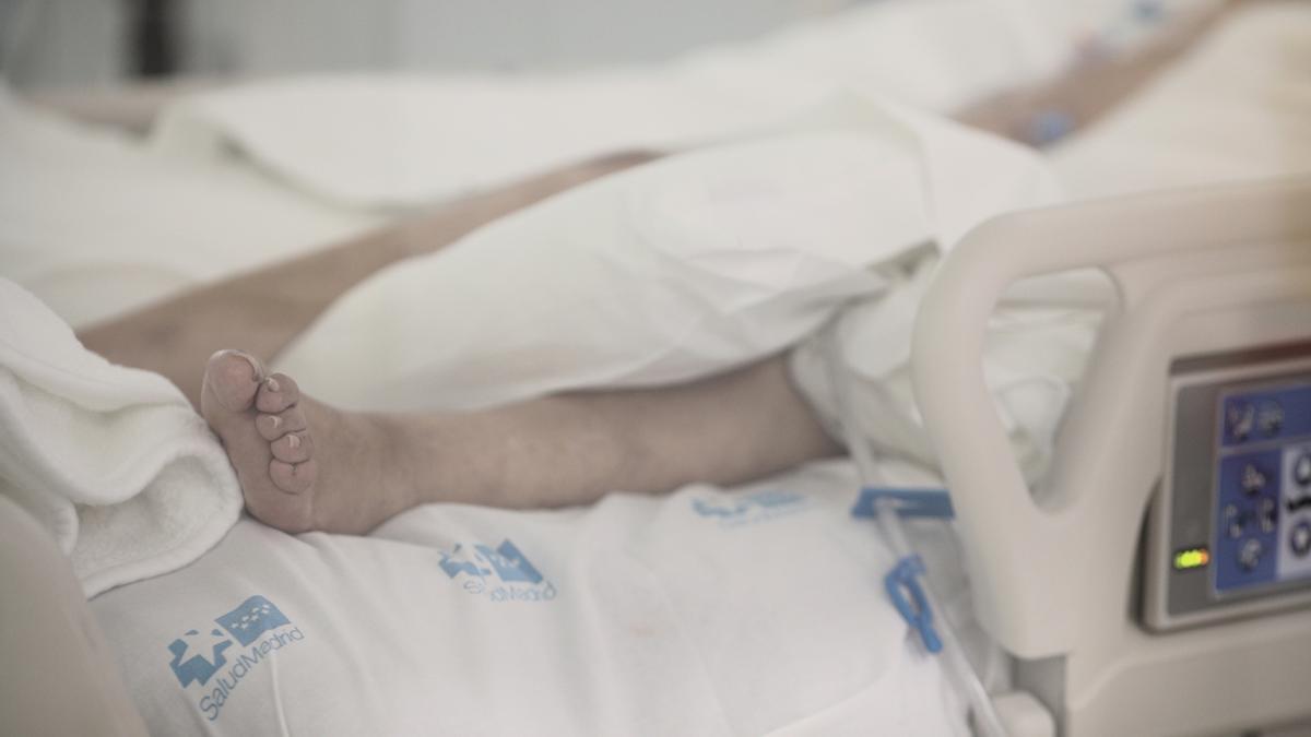 Pie de un enfermo en una cama de la UCI del Hospital de Emergencias Isabel Zendal
