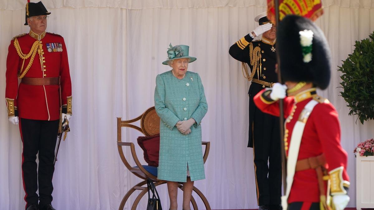 Isabel II celebra su 94 cumpleaños sin multitudes y con menos pompa.