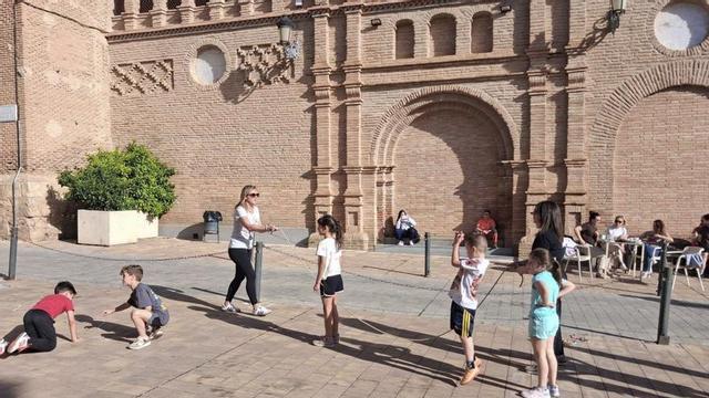 Vecinos, familias y alumnado participaron en una jornada de juegos y danzas populares.