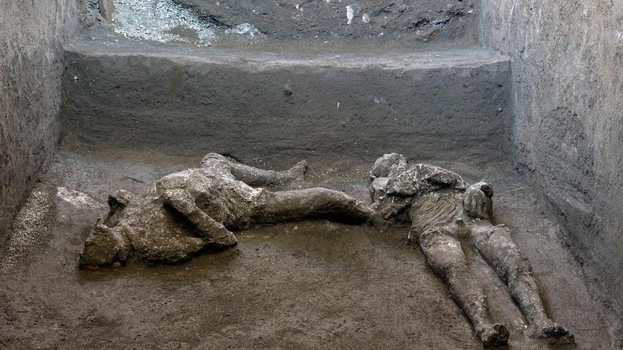 Arqueólogos hallan en Pompeya dos cuerpos con sus ropas