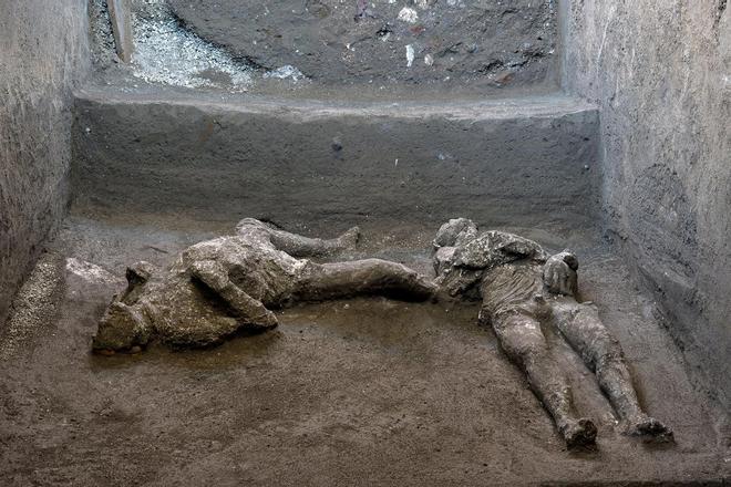 Arqueólogos hallan en Pompeya dos cuerpos con sus ropas
