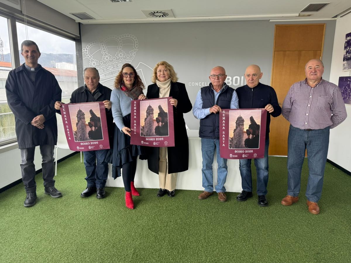 Juan Bermúdez e María Outeiral, primeiro e terceira pola esquerda, cos demais organizadores dos actos da Semana Santa de Boiro.